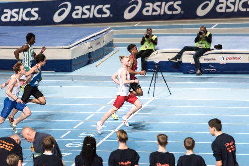 Levi naar de winst in de halve finale in 7,03s Levi naar de winst in de halve finale in 7,03s