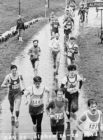 Jan Mens (startnummer 220) bij de 20 van Alphen in 1984