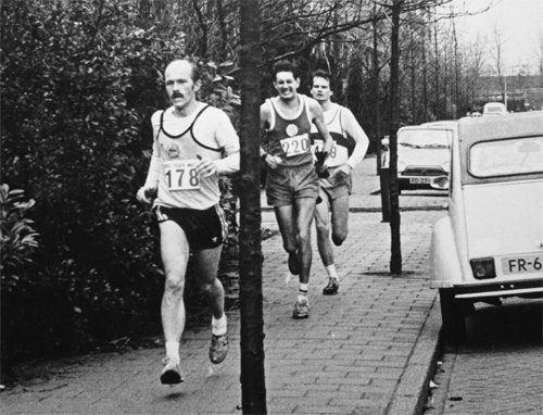 Jan Mens (startnummer 220) bij de 20 van Alphen