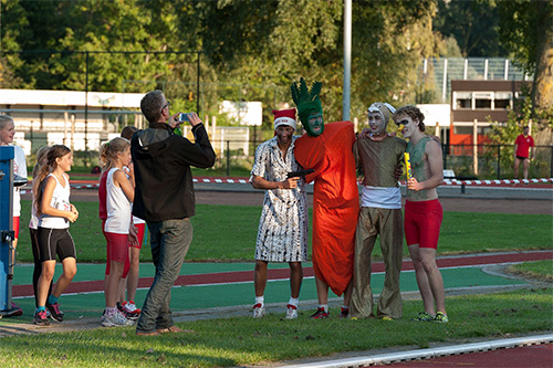 Nick (midden) met vrienden, na afloop van de 4x90m feestestafette bij de clubkampioenschappen 2013, ter gelegenheid van het 90-jarig bestaan van AV'23 (foto: Boy Hazes)