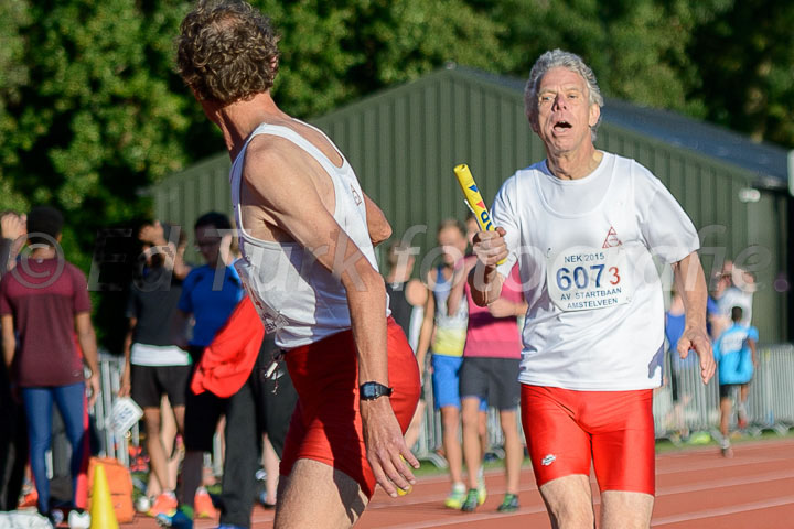 NEK 2015 4x200m - Hans wisselt op Ko van der Weijden, een andere AV23-legende (foto: Ed Turk)