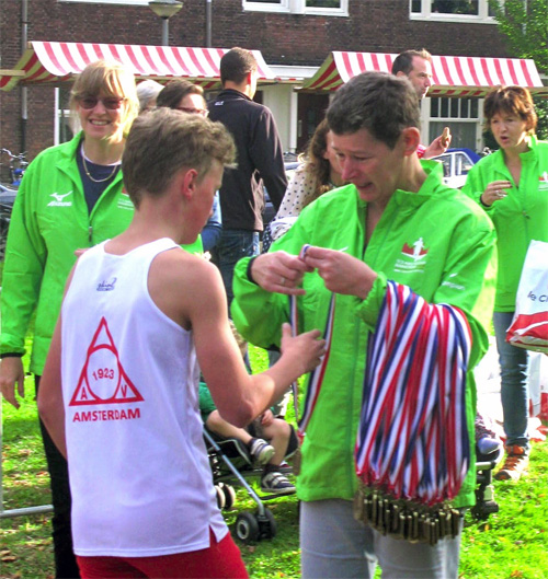 de winnaar van 2014 krijgt zijn medaille uitgereikt door ... (foto: Hans Hofstede)