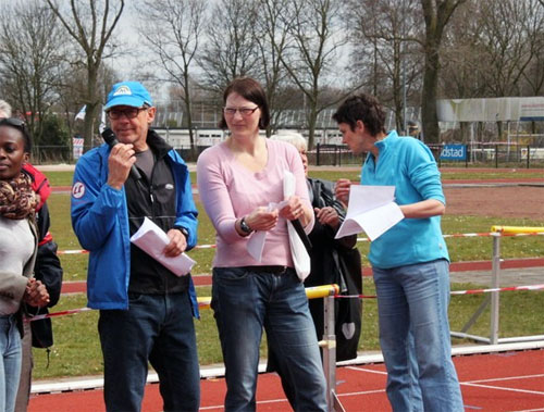 de organisatoren van de Nescioloop 2013 wachten bij de finish op de eerste lopers. Midden Paulina van der Zouw, rechts Anneke Nass (foto: Sjef Louwe)