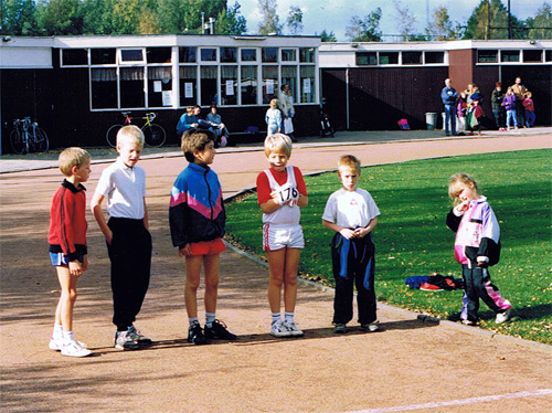 1990, start van de 1000m bij de trainingspakkenwedstrijd op de oude baan. Links Theo met naast hem de toen al grote Sander