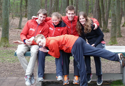 vlnr. Ynze Strikwerda, Rosa de Jong, Joram Knigge en Sammy Jansen, liggend Sjaak Hoogstraten