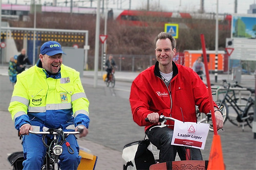 twee vrijwilligers vangen uitvallers op bij de Nescioloop (foto: Sjef Louwe)