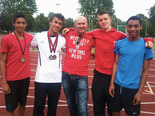 Trotse trainer Rene Roos met Joshua Record, Alain van Tholl, Kasper Hoogervorst en Victor Halfhide alt