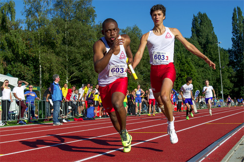 Sylvester Tanoh op de 4x200m Junioren B tijdens de Nat. Estafette Kampioenschappen op 29 september 2013 (foto: Ed Turk)